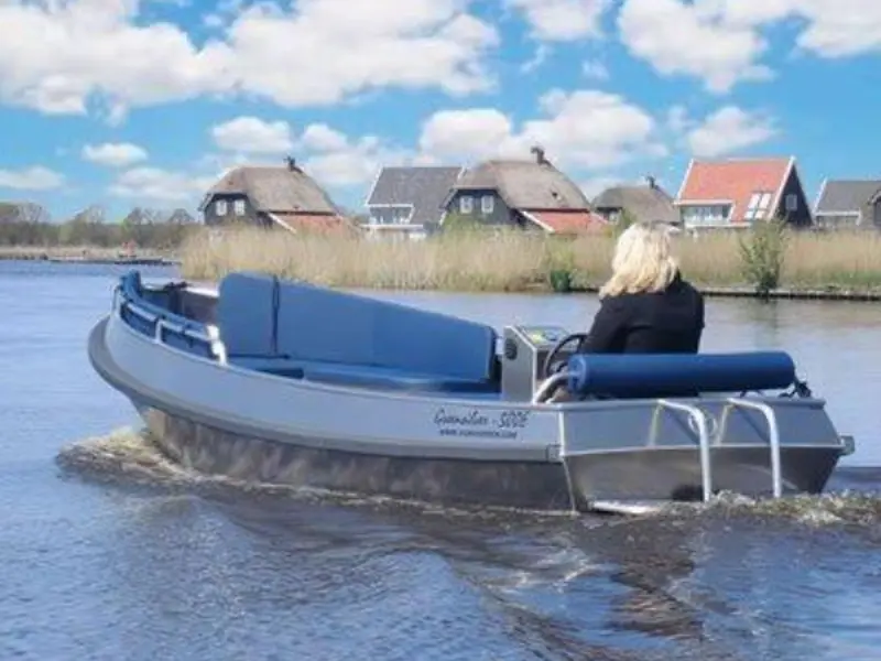 Sloep met schipper